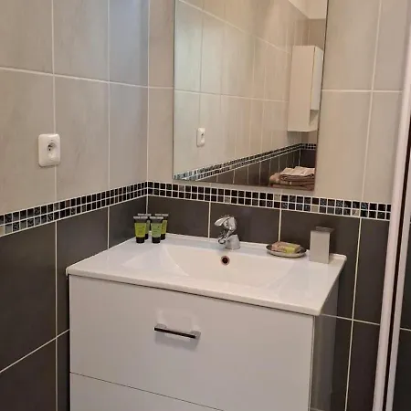 Beautiful 43m2 With Two Double Beds Everything Nearby * ניס