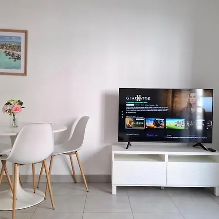 דירה Beautiful 43m2 With Two Double Beds Everything Nearby ניס